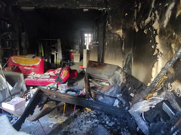 Ekiplerin duman tahliye işlemi sırasında daire sahibi Nazlı Hilal Yalman salondaki çekyat üzerinde ağır yaralı halde bulundu.