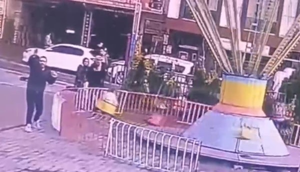 Olay, 14 Ocak Pazar günü Merkez Mahallesi'nde bulunan lunaparkta meydana geldi. İddiaya göre, lunaparka gelen 16 ve 17 yaşındaki iki saldırgan, kız kardeşinin sevgilisi olduğunu öne sürdüğü kişiyi ve yanındaki arkadaşını gördü.