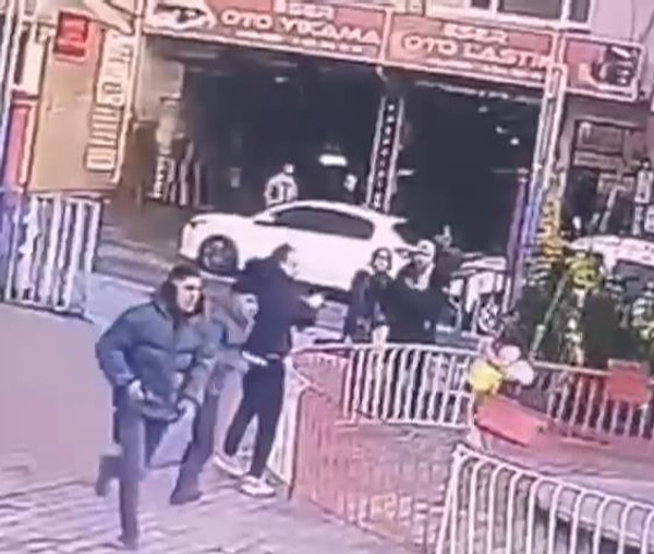 Şüpheliler, yanlarındaki silahı çıkararak ateş etmeye başladı. Parkta o sırada olan onlarca çocuk ve aileleri ile saldırının hedefindeki iki kişi panikle kaçmaya başladı.