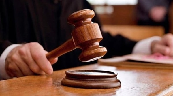 Emniyetteki işlemlerinin ardından adliyeye sevk edilen saldırganlardan biri tutuklanırken, diğeri serbest bırakıldı. Yaralanan kişinin tedavisinin devam ettiği öğrenildi.