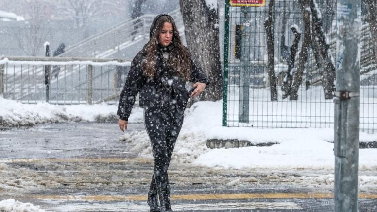 Meteoroloji Danışmanı Prof. Dr. Orhan Şen sosyal medya hesabından, İstanbul'da kar yağışının bugün karla karışık yağmur şeklinde devam edeceğini duyurdu.