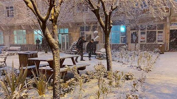 Meteoroloji Genel Müdürlüğü’nün uyarıları sonrası 28 Ocak'ta akşam saatlerinde İstanbul’un özellikle yüksek kesimlerinde kar yağışı başladı. Kar; Silivri, Kağıthane, Fatih ve Eyüpsultan'da etkili oldu, cadde ve araçların üzeri beyaza büründü.