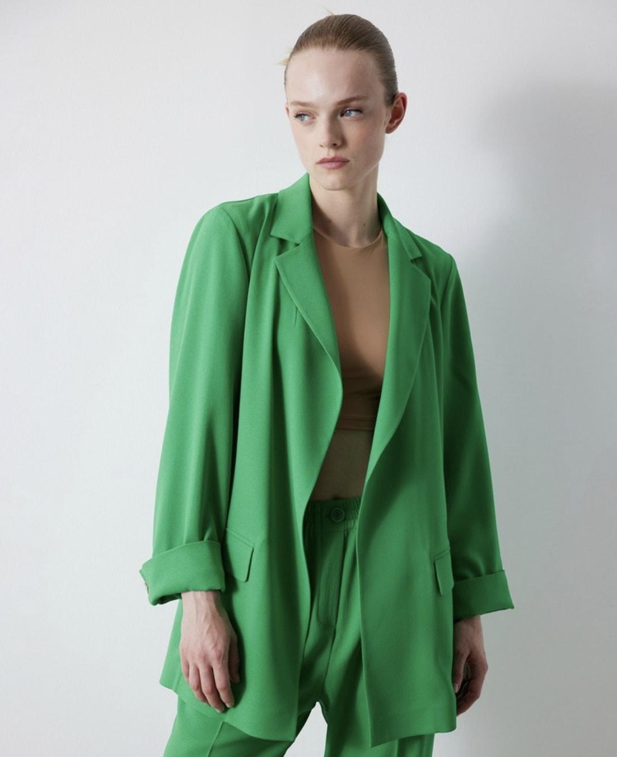 İpekyol'un büyüleyici dökümlü blazer yeşil ceketi, gardırobunuzdaki en şık parçalardan biri olmaya aday.