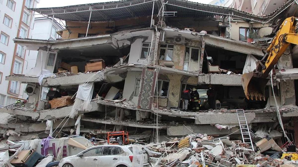 Türkiye’de, deprem gerçeğini gözetmeden inşa edilen yapıların kalitesinin son derece düşük olduğunu kaydeden Tüysüz, İstanbul’da olası depremde 1 milyon 120 bin binanın en azından 700 bin tanesinin olası bir depremde hasar alacağının, bunların 70 ila 80 bin tanesinin ise ya çökeceği ya da çok ağır hasar alacağı kaydetti.