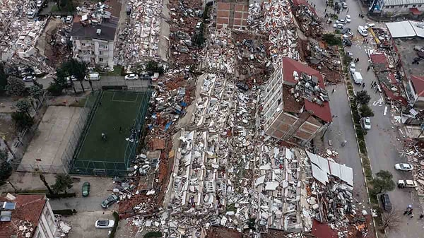 Depremlerin merkez üssü Kahramanmaraş'ta da görünüm benzer. 2022'de 1 milyon 177 bin 436 olan kent nüfusu, 2023'te 1 milyon 116 bin 618'e geriledi.