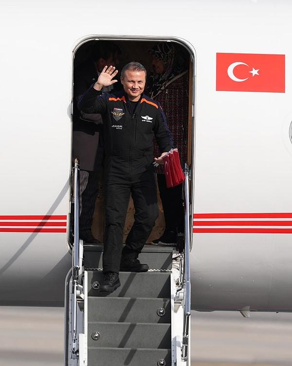 Uluslararası Uzay İstasyonu'nda görevini tamamlayan Türkiye'nin ilk astronotu Alper Gezeravcı yurda döndü.
