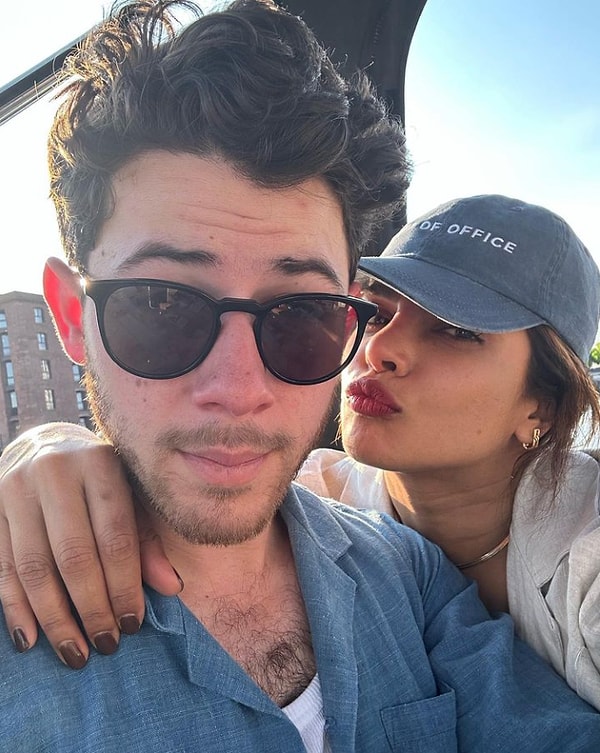 Priyanka ve Nick, kızları Malti'ya öyle sevgi dolu, öyle güzel bakıyorlar ki çok iyi ebeveynler olduklarını söyleyebiliriz. Hareketli çalışma programlarına rağmen, Malti ile kaliteli zaman geçiriyorlar.