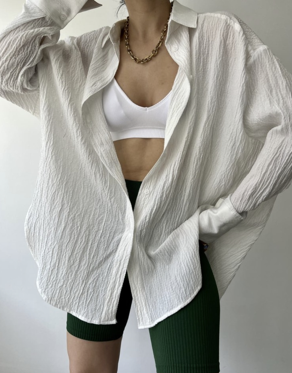 Mai Durres Beyaz Oversize Gömlek, zarifliği ve şıklığı ile göz dolduruyor.