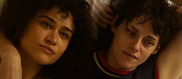 Yeni 'Love Lies Bleeding' filminde Kristen, bir spor salonu müdürü olan Lou karakterini canlandırıyor. Katie O'Brian'ın canlandırdığı hırslı vücut geliştirmeci Jackie karakterine hayran kalıyor ve ardından tutkulu bir aşk hikayesi başlıyor.