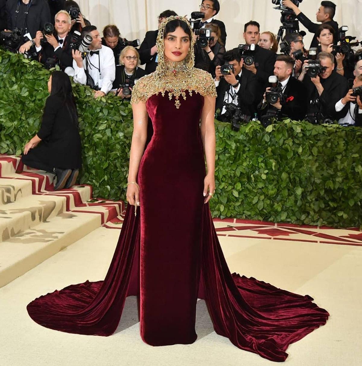 4. 2018 Met Gala'da Priyanka Chopra Jonas, Ralph Lauren elbisesinin altındaki korsenin içinde nefes alamadığını söylemişti. Silinen bir Instagram gönderisinde, "Kaburgalarım yeniden şekillendirilmiş gibi hissettim" dedi.