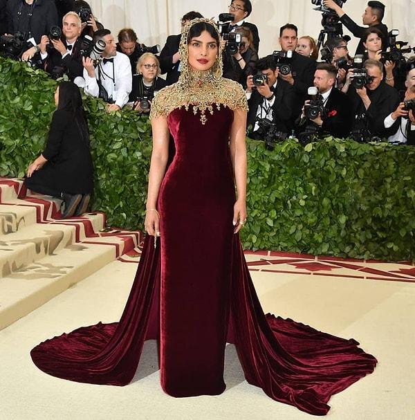 4. 2018 Met Gala'da Priyanka Chopra Jonas, Ralph Lauren elbisesinin altındaki korsenin içinde nefes alamadığını söylemişti. Silinen bir Instagram gönderisinde, "Kaburgalarım yeniden şekillendirilmiş gibi hissettim" dedi.