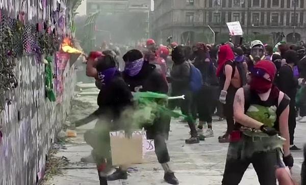 Meksika'da ise 8 Mart 2021'de düzenlenen bir gösteride, protestocuların ana meydanda polisle taşlar, şişeler, metal direkler, sprey boyalar ve yanan aerosol kutularından çıkan alevlerle mücadele etmesinin ardından onlarca kişi yaralanmıştı. Ve daha bir çok protesto.