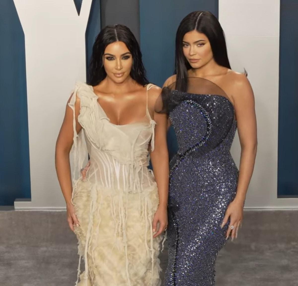 10. 2020 Oscar Ödülleri Vanity Fair after partisinde Kim Kardashian Vintage bir Alexander McQueen ve Kylie Jenner da Ralph & Russo marka bir elbise giymişti.