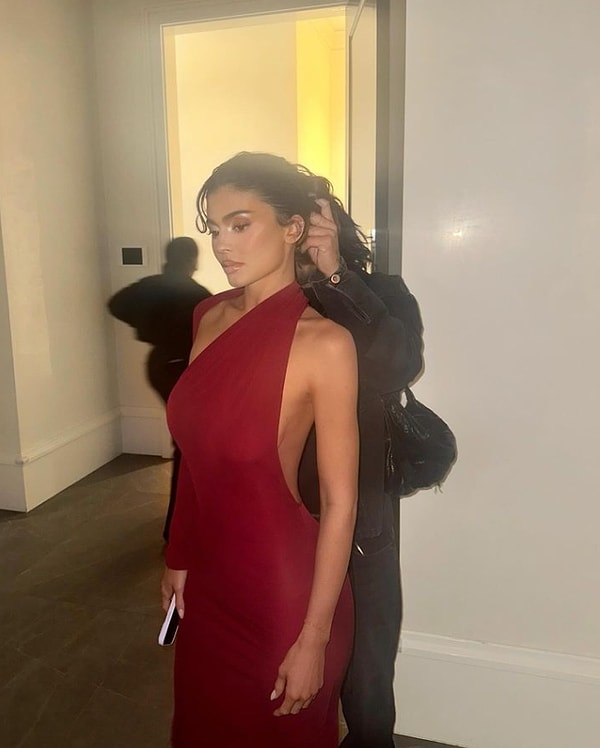 Kylie, dalgalı esmer buklelerini zarif bir topuz haline getirerek göz kamaştırdı. Açıklamasına da "Olağanüstü. Dün gece Cosmic'in çıkışını kutlarken bu göz alıcılığa bayıldım." yazarak dişil enerjisini tavana çıkardı.