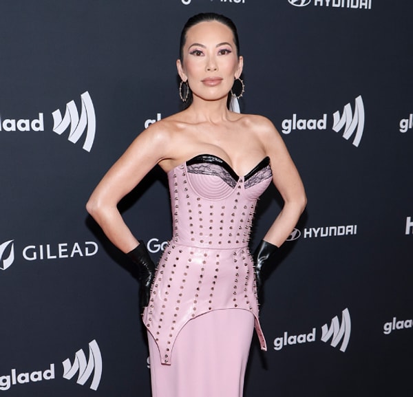 Christine Chiu da kaynana olsun madem. Elbisenin pembe rengi onu masum ve naif gösterebilir ama siyah dantel ve zımba detaylarıyla sinsilik katmamış değil.