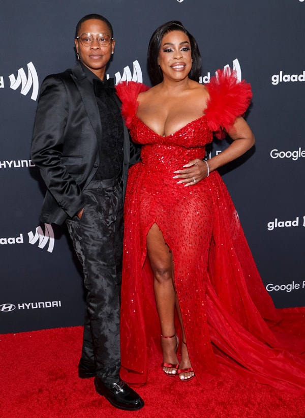 Niecy Nash Betts de giydiği ateş kırmızısı abiyesiyle dikkatleri üzerine toplamak isteyen bir görümceden farksız. (Not: Aşırı seksi görünüyor.)