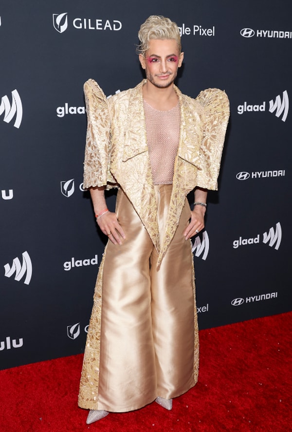 Frankie Grande de yaptığı kombinle gelinin best friend'i ünvanını almaya hak kazanıyor. (Not: sadece iki görevi var, damadın arkadaşlarıyla flört etmek ve arkadaşının gelinliğinin kuyruğunu habire düzeltmek.)