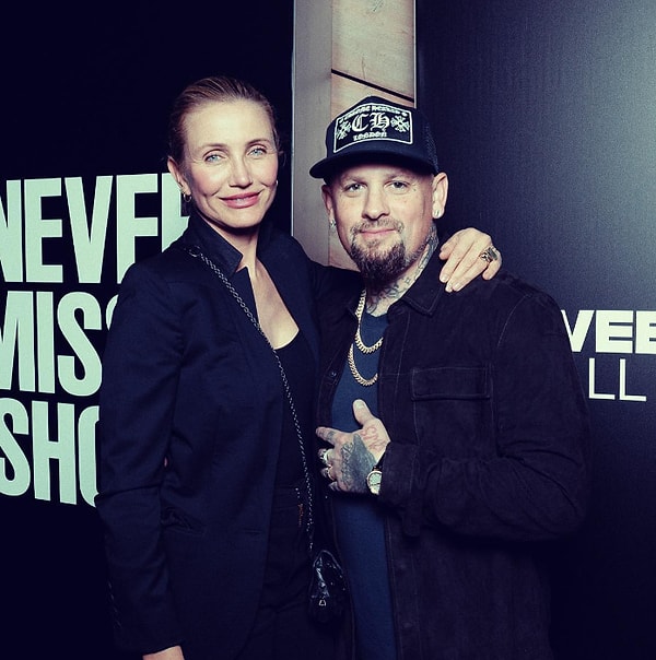 Zaten biz anlamaya çalışana kadar kendisi 2014'de ilişkiye başladığı Benji Madden ile çoktaaan dünya evine girmişti. Bir aylık nişanlılıklarının ardından 2015'in başlarında düğünleri olmuştu.