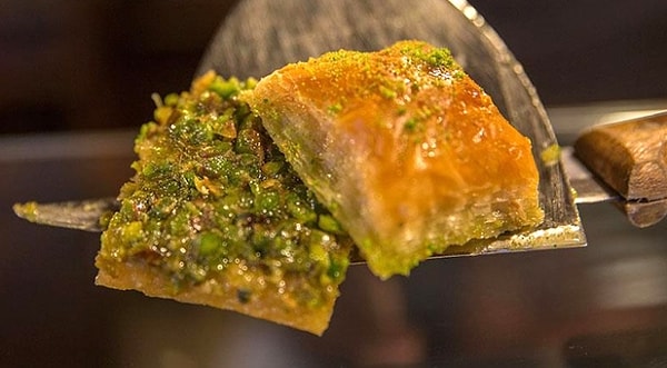 TSE'ye göre baklava şerbet ekleme oranına ve kaymak eklenip eklenmemesine göre, yaş ve kuru olmak üzere iki tip baklava var.