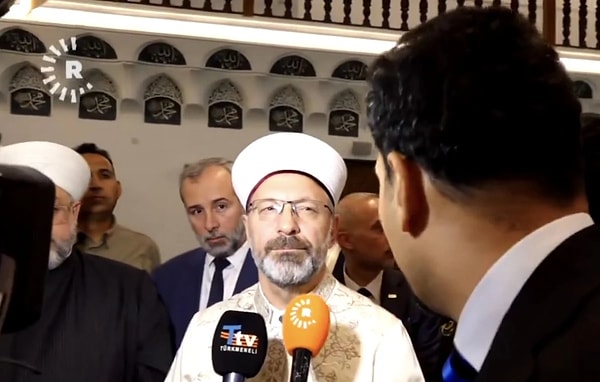 Diyanet İşleri Başkanı Ali Erbaş'ın, Bağdat'ta Rudaw muhabirinin Arapça sorduğu sorunun Türkçeye çevrilmesini istemesi tartışmalara neden olmuştu.