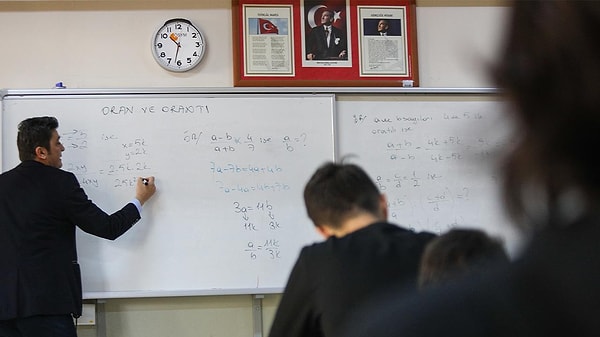 Öğretmenlere şiddete karşı yaptırım ve cezaların ağırlaştırıldığı Öğretmenlik Meslek Kanunu (ÖMK) taslağında öğretmenlere yönelik disiplin hükümlerinin de yer aldığı öğrenildi.
