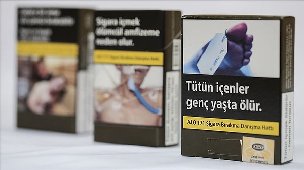 Güncelleme sonrasında sigaralarda 1 pakette 6,49 liralık artış var. Bu rakamlara yüzde 20'lik katma değer vergisi (KDV) de eklendiğinde, bir paket sigarada bugünkü zam miktarı 7,79 TL oldu.
