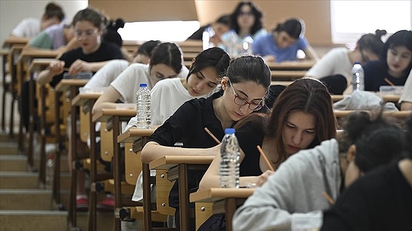 YKS oturumlarının başarıyla tamamlandığını dile getiren Ersoy, iddialar hakkında hukuki sürecin başlatıldığını açıkladı ve şunları söyledi: 👇