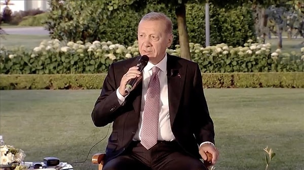 Oldukça sıkı bir sigara karşıtı olan Cumhurbaşkanı Recep Tayyip Erdoğan, '31 Mayıs Dünya Tütünsüz Günü' kapsamında Vahdettin Köşkü’nde milli sporcular ve birçok farklı ülkeden çocuk ve gençlerle biraraya geldi.