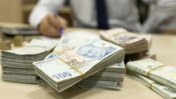 Bu TL’yi örneğin yüzde 40 faiz oranı ile 3 ay vadeli hazine bonosuna yatırıyor. Yatırımcı kurun değişmediği senaryoda üç ayın sonunda faizle 1.100.000 dolar kazanıyor. ABD'de faiz Türkiye'ye göre çok daha düşük olduğu için döndüğünde 1.010.000 dolar ödeme yapıyor ve 90 bin dolar cebine kalıyor.