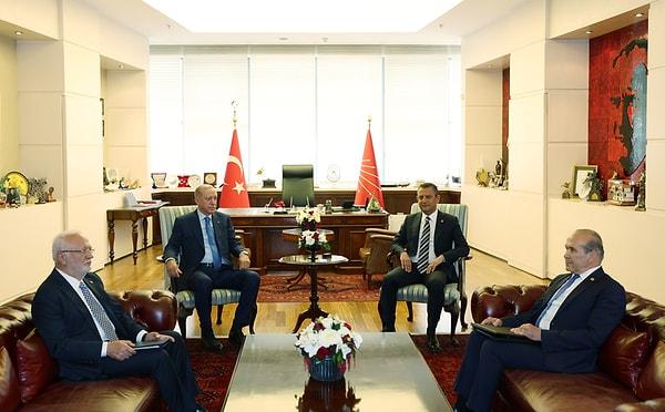 Cumhurbaşkanı Erdoğan'ın Özgür Özel ile görüştüğü esnada bir devlet krizi yaşanması ihtimaline karşı Erdoğan'ın kullanması için CHP Genel Merkezi'nde özel bir oda hazırlandı.