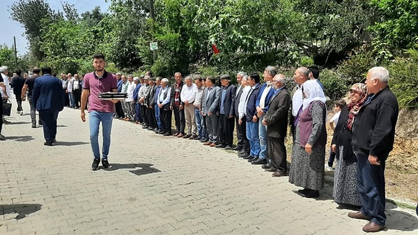 Daha iyi bir sindirim için etin yanında mutlaka limonlu bir salata yenmesini de tavsiye eden Vural, bayram boyunca bol bol yürüyüşler yapılmasını da öneriyor.