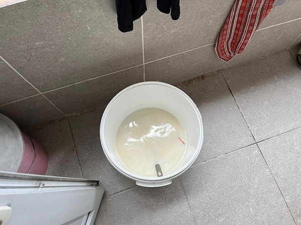 Yürek yakan olay, 9 Haziran'da saat 14.00 sıralarında Melikgazi ilçesindeki bir apartmanda yaşandı. DHA'nın aktardığına göre, Suriye uyruklu Lemis Birro peynir yapımı için kullanılan süt dolu kovanın içine düştü.