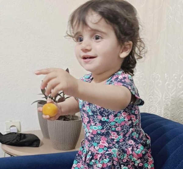 Aile bir süre sonra durumu fark ederek bebeği kovadan çıkardı. Bebek bilinci kapalı olarak hastaneye kaldırıldı. Lemis Birro'nun bu sabah hayatını kaybettiği öğrenildi.