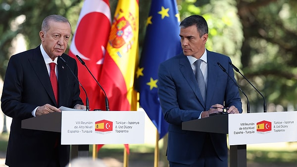 Cumhurbaşkanı Erdoğan, ortak basın toplantısında İspanyol gazetecinin Selahattin Demirtaş ve Osman Kavala'nın tutukluluğuyla ilgili sorusuna tepki gösterdi.