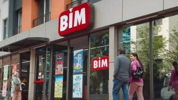 Türkiye'de pek çok şubesi bulanan FİLE Marketler, BİM Grubu'na bağlı ve içlerinde daha fazla ürün yer alan bir süpermarket.