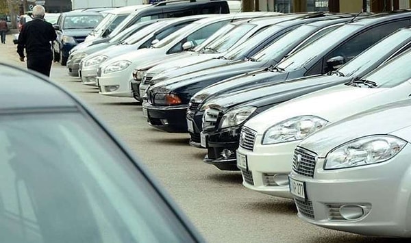 Ticaret Bakanlığı'ndan yapılan açıklamada, '6 ay 6 bin kilometre' düzenlemesi kapsamında, otomobil yetkili bayii ile oto galerilere yaklaşık 52 milyon TL, ilan kısıtlamasına aykırı hareket edenlere ise yaklaşık 90 milyon TL idari para cezası uygulandığı duyuruldu.