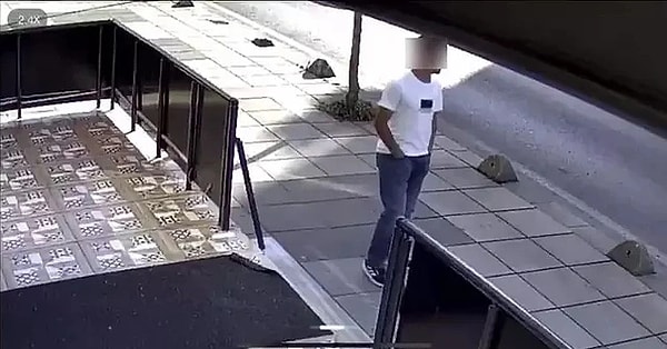 Şüphelinin olaydan bir saat önce Mahir Çoğaç’ın evinin yakınında beklediği anlar bir işyerinin güvenlik kamerasına yansıdı. Saldırının ardından başlatılan soruşturma kapsamında 2 şüpheli gözaltına alındı.