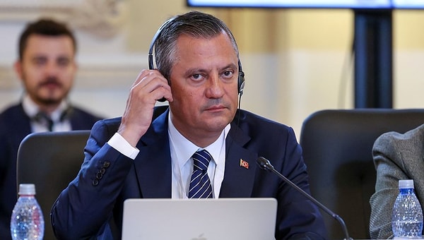 Özel, "Ya asgari ücrete zammı verecekler ya da biz söke söke alacağız. Zammı yaparsanız sorunlar bitmez ama hiç olmazsa birazcık geçim olur ama geçim olmazsa hiç merak etmeyin yakında seçim olur" ifadelerini kullandı.