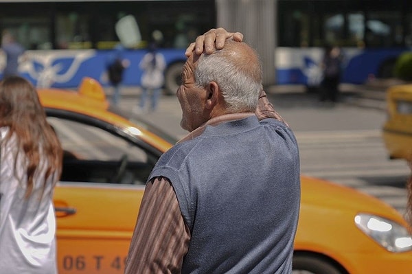 İstanbul sıcak hava dalgasına teslim olmuş durumda. Şehirde, hava sıcaklıklarının 28 Temmuz'a kadar mevsim normallerinin 3-6 derece üzerinde seyredecek.