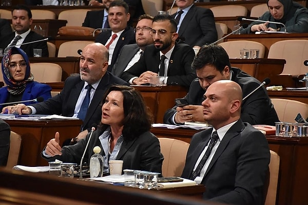 CHP Grup Sözcüsü Gencay Özcan, 30 yaş üstü öğrenci sayısının hayatın akışına aykırı şekilde yükseldiğini öne sürdü ve suistimal vurgusu yapmıştı.