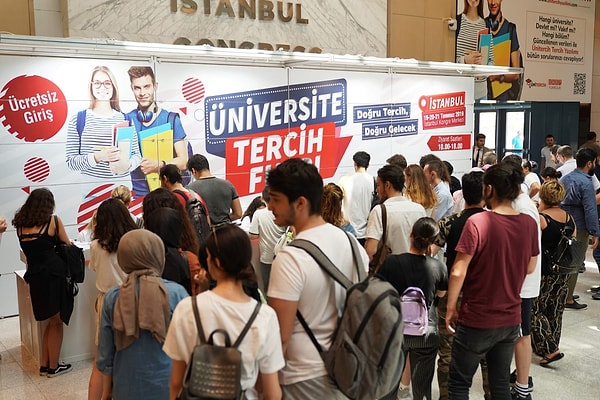 Lisans mezunlarının mezuniyetleri sonrası ilk iş bulma süre ortalamasının en kısa olduğu bölümler; dil ve konuşma terapisi (2,3 ay), tıp (4,2 ay), özel eğitim öğretmenliği (4,2 ay), eczacılık (5,5 ay) ile ebelik (7,3 ay).