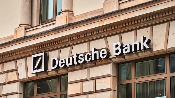 Uluslararası yatırım bankası Deutschebank, Türkiye için yeni makro notlarını açıkladı. Bu yılın son iki ayına kadar Merkez Bankası'nın politika faizini yüzde 50'de tutacağı tahmininde bulunan Deutschebank, kasım ve aralıkta ise peş peşe iki faiz indirimi beklediğini duyurdu.
