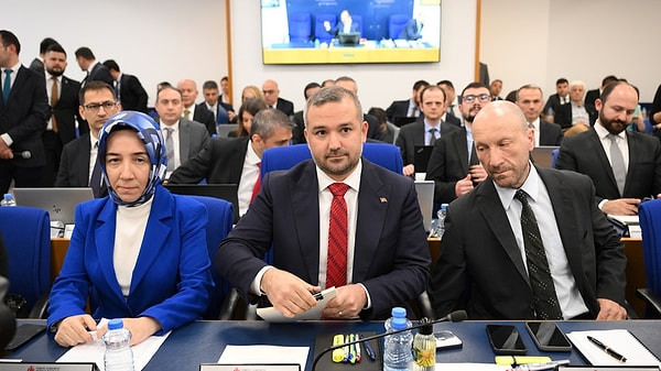 Deutsche Bank Ekonomist Yiğit Onay ve Stratejist Christian Wietoska imzasını taşıyan notta şu ifadeler yer aldı: "Yılın son iki ayında 250'şer baz puanlık indirimlerle 2024 yılı sonunda politika faizinin yüzde 45'e düşeceğini öngörüyoruz."