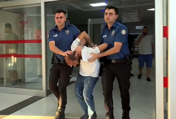İhbar üzerine olay yerine gelen Avcılar Emniyet Müdürlüğü Devriye Ekibi, şüpheliyi kalabalığın içinden alarak ekip aracıyla polis merkezine götürdü.