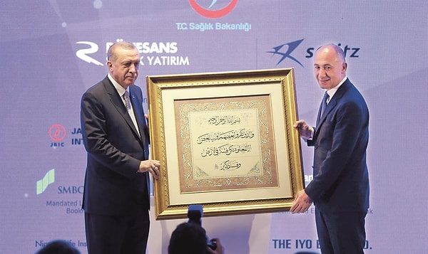 Ziraat Bankası eski Genel Müdür Yardımcısı Prof. Dr. Şenol Babuşçu'nun aktardığına göre, Rönesans Holding, Rabobank'ı satın almak için hisse devir anlaşması imzaladı.