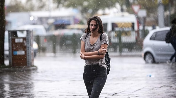 Meteoroloji Genel Müdürlüğü Hava Tahmin Uzmanı Mehmet Özdemirci, sıcaktan bunalan İstanbul’da yağmur beklentisi olduğunu ifade etti.