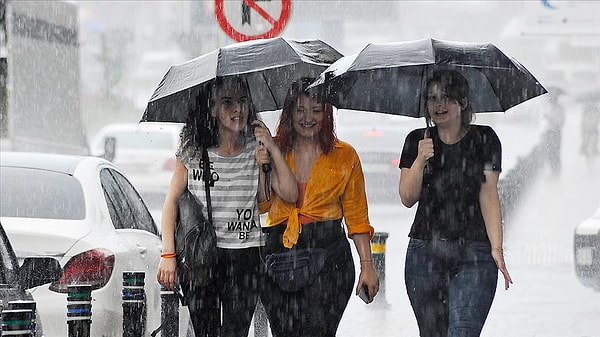 Ankara’da bugün parçalı bulutlu havanın hakim olacağını ve yağış beklentisinin olmadığını kaydeden Özdemirci, “Çarşamba günü özellikle merkez ve doğu ilçelerinde yağış beklentimiz var. Perşembe günü yağışlı, 21-33 derece sıcaklık bekliyoruz” ifadelerini kullandı.