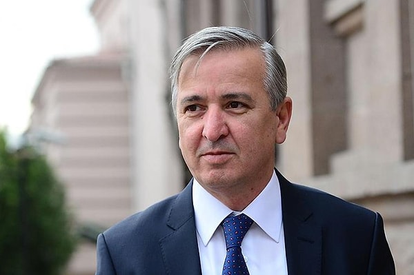 Bir dönem Cumhurbaşkanı Recep Tayyip Erdoğan'ın konuşma metinlerini de hazırlayan Yeni Şafak yazarı Aydın Ünal, "Suriyeli misafirler Türkiye’ye yük değil, tam tersine yük alıyorlar. Müslüman bir Suriyeli, Türk olduğunu iddia eden bir ateistten daha fazla bizdendir" sözleriyle gündem olmuştu.
