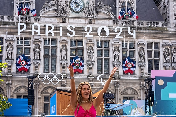 Paris 2024 Olimpiyat Oyunları'nı yerinde izlemek isteyenler için satışa sunulan biletlerden en pahalısı 2.970 euro (106.349 Türk Lirası), en uygunu ise 90 euro (3.222 TL) olarak belirlendi.