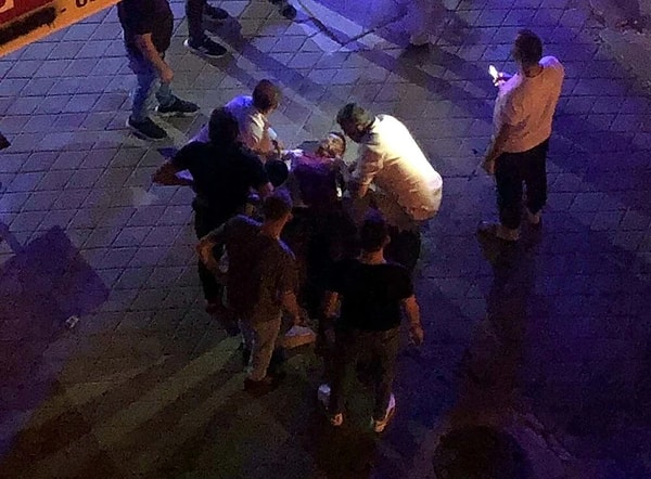 Ümit Kaya, 22.00'dan sonra içki satışının yasak olduğunu belirterek satış yapamayacağını dile getirdi. Bunun üzerine çıkan tartışma, kısa sürede kavgaya dönüştü. Mete Atak, üzerinde bulunan bıçakla Ümit ve Kazım Kaya’ya saldırdı.